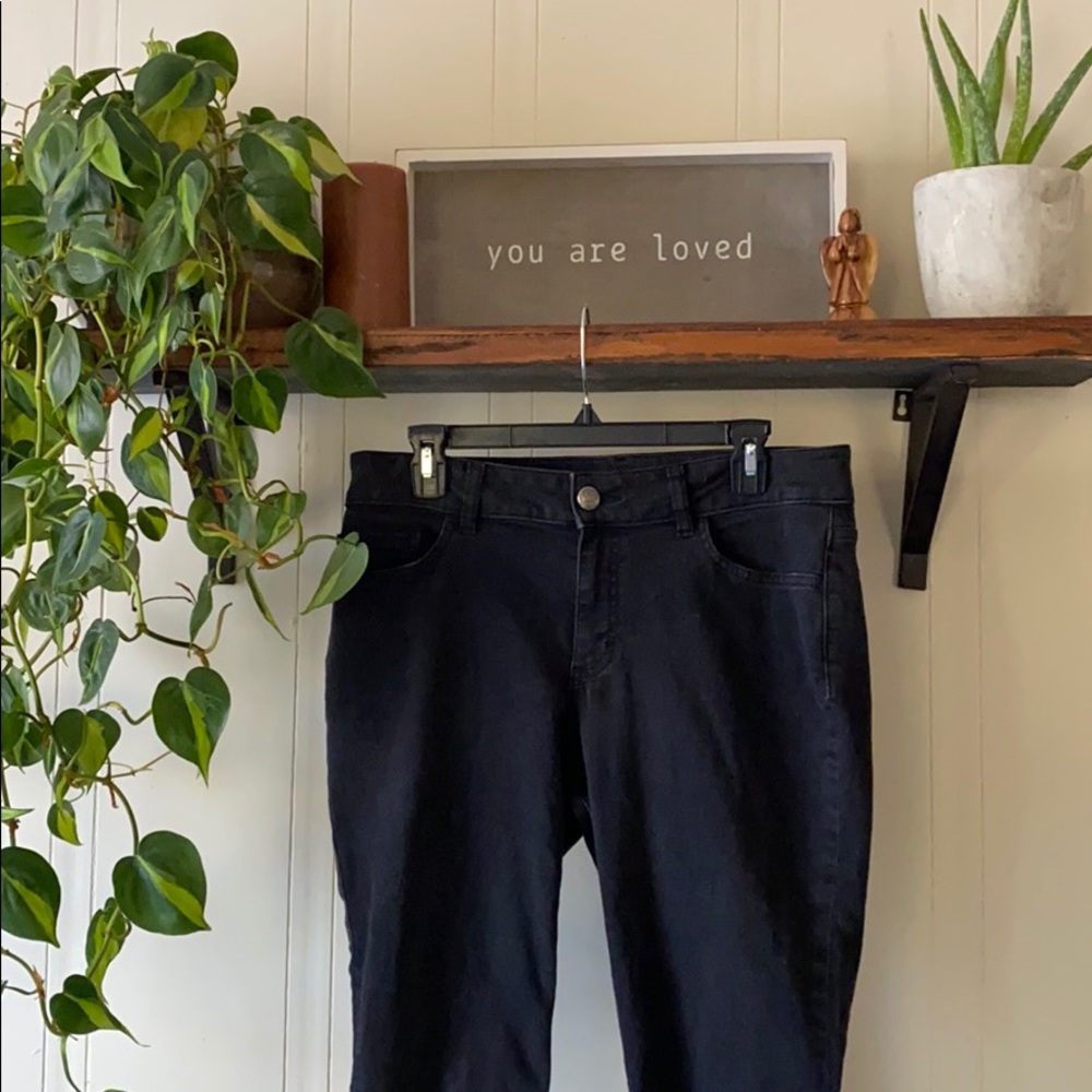 Comfy, slimming, black jeans